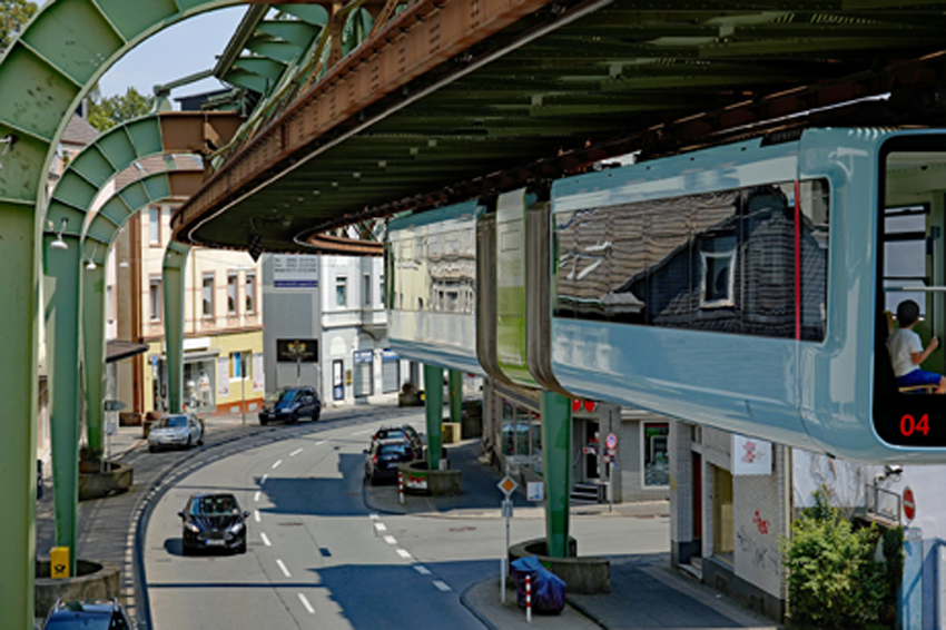 Die Schwebebahn in Wuppertal Vohwinkel - Kaiserstraße - Wuppertal zum wohnen - undenkbar ohne dieses Verkehrsmittel