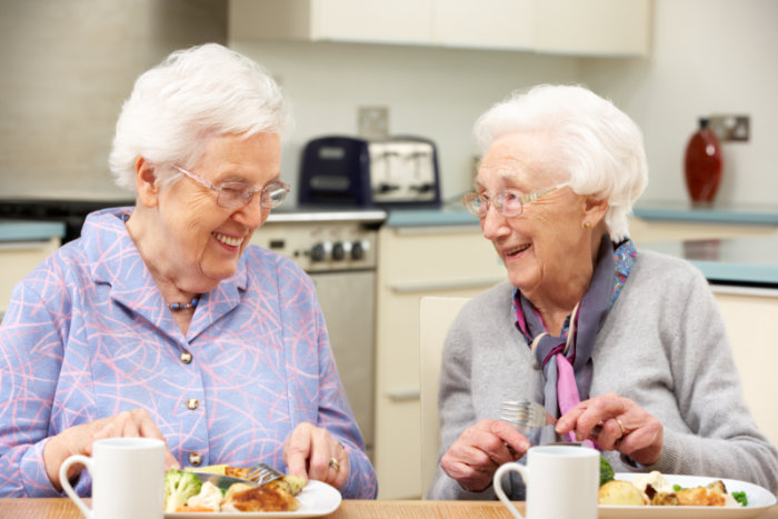 Senioren Wohngemeinschaft - 2 Damen wohnen im Alter zusammen